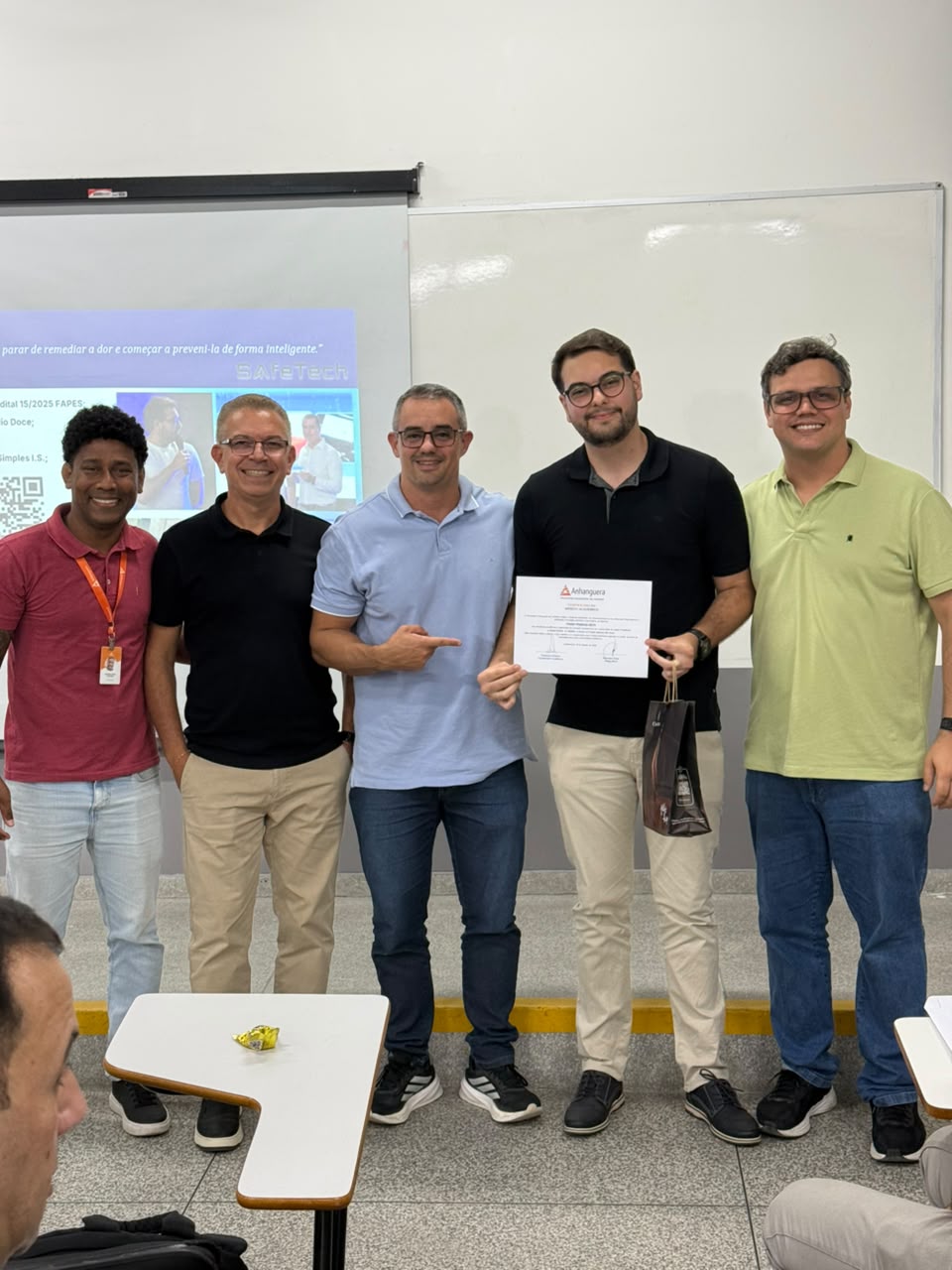 Entrega do Certificado de M&eacute;rito com professores